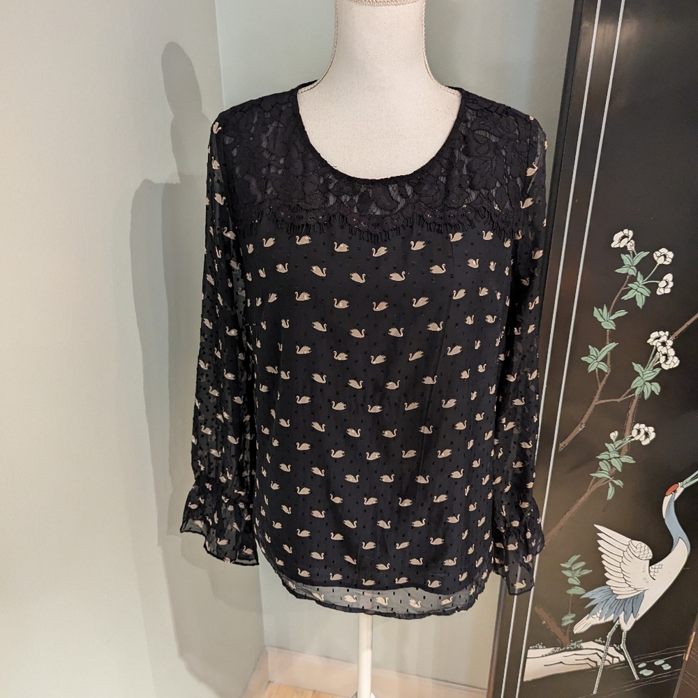 RSVP By Talbots Wmns Medium Black Sheer Blouse Swan Print Ruffle Sleeve FLAW 134